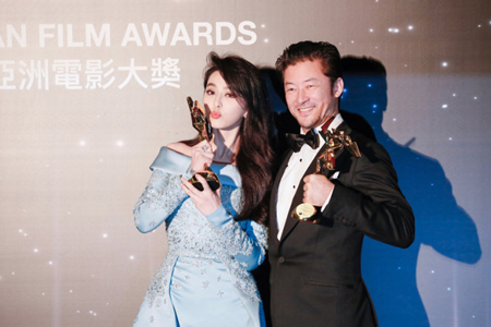 Phạm Băng Băng đăng quang Ảnh hậu tại giải thưởng điện ảnh châu Á . (Ảnh hậu Phạm Băng Băng và Ảnh đế Asano Tadanobu (Nhật Bản)